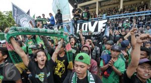 Ribuan suporter Persebaya Surabaya (Bonek)