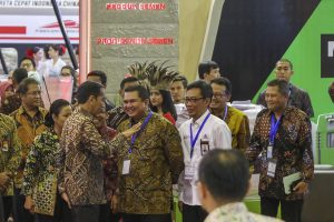  Direktur Utama Semen Indonesia Hendi Prio Santoso didampingi Direktur Pemasaran dan Supply Chain Ahyanizzaman (baju putih) berbincang dengan Presiden Joko Widodo saat meninjau stan dalam acara Indonesia Business and Development (IBD) Expo di Jakarta Rabu (20/9)