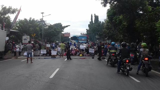 Puluhan warga melakukan pemblokiran jalan di depan kantor Waskita Tongas, Jumat (12/1/2018) pagi. Foto: Fendy via e100