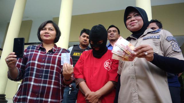 Unit Perlindungan Perempuan dan Anak (PPA) Satreskrim Polrestabes Surabaya menggelandang pelaku prostitusi layanan threesome. Foto: Istimewa