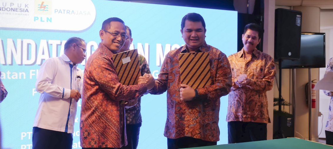 Direktur Utama Semen Indonesia Hendi Prio Santoso (Kanan) berjabat tangan dengan Direktur Human Capital Management PLN Muhamad Ali usai menandatangani nota kesepahaman terkait pemanfaatan FABA sebagai bahan pembuatan semen