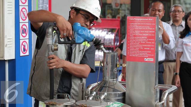 Petugas memasukan BBM kedalam tera meter di SPBU Abdul Muis Jakarta, Rabu (17/2).pengecekan tersebut untuk mengetahui agar tidak ada kecurangan dan memastikan takaran yang pas bagi para pengguna BBM. (Liputan6.com/Angga Yuniar)