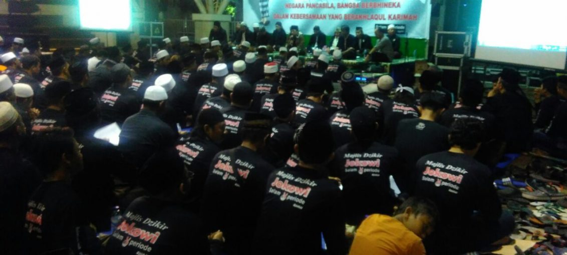 Ribuan Relawan Hebat Aliansi Nusantara saat Doa bersama di Gedung Wahana Ekspresi Poesponegoro (WEP) Kabupaten Gresik, Jawa Timur, Minggu (13/5/2018) malam