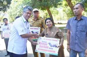 Foto  : Diretur Keuangan PT Semen Tonasa Bambang Eko Prasetyo menyerahkan bantuan hewan kurban kepada warga sekitar perusahaan.
