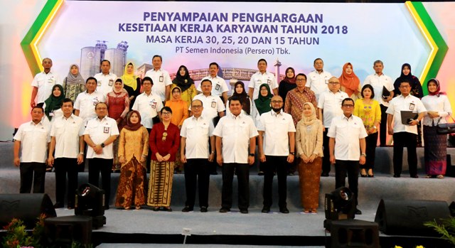 Foto : Pada tahun perayaan HUT ke-61 Pabrik Gresik, Semen Indonesia memberikan penghargaan tanda ikatan batin kepada 87 karyawan yang telah mengadi selama masa kerja tertentu yakni 15,20,25 dan 30 tahun.