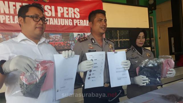 Foto : AKBP Antonius Agus Rahmanto Kapolres Pelabuhan Tanjung Perak Surabaya menunjukkan barang bukti kasus pemerkosaan bermodus tawaran menjadi model