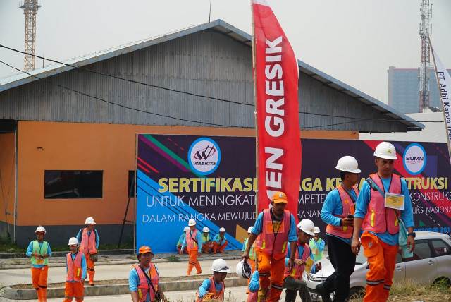 Salah satu peserta sertifikasi pekerja konstruksi saat melakukan ujian sertifikasi wawancara. Semen Indonesia memberikan bantuan pembiayaan penerbitan surat keterampilan bagi petugas PPSU kepada 500 orang.