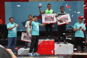 Foto 3 : Sekretaris Perusahaan Semen Indonesia, Agung Wiharto menyerahkan hadiah kepada Juara Pertama kategori 21 Kilometer, Hamdan Suyuti dengan catatan waktu 1 Jam 42 Menit 14 Detik. .