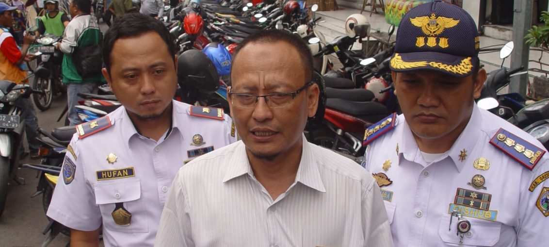 Ketua DPRD Gresik Ahmad Nurhamim saat meninjau lokasi parkir di jalan Kh. Hasyim Ashari