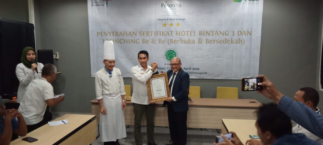 General Manager Pesonna Hotel Gresik Joko S. Widiyanto saat menerima sertifikasi Bintang 3 dari PT. Megah Tritunggal Mulia.