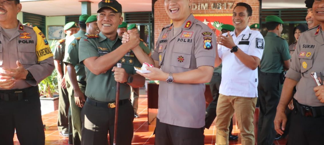 Kapolres Gresik AKBP Kusworo Wibowo saat memberikan selamat HUT TNI ke 74 kepada Dandim 0817 Gresik Letkol Budi Handoko
