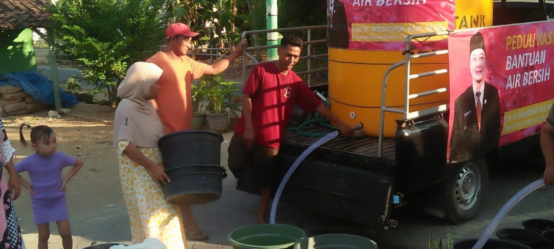 Penyaluran bantuan air bersih di Desa Karangcangkring Dukun Gresik