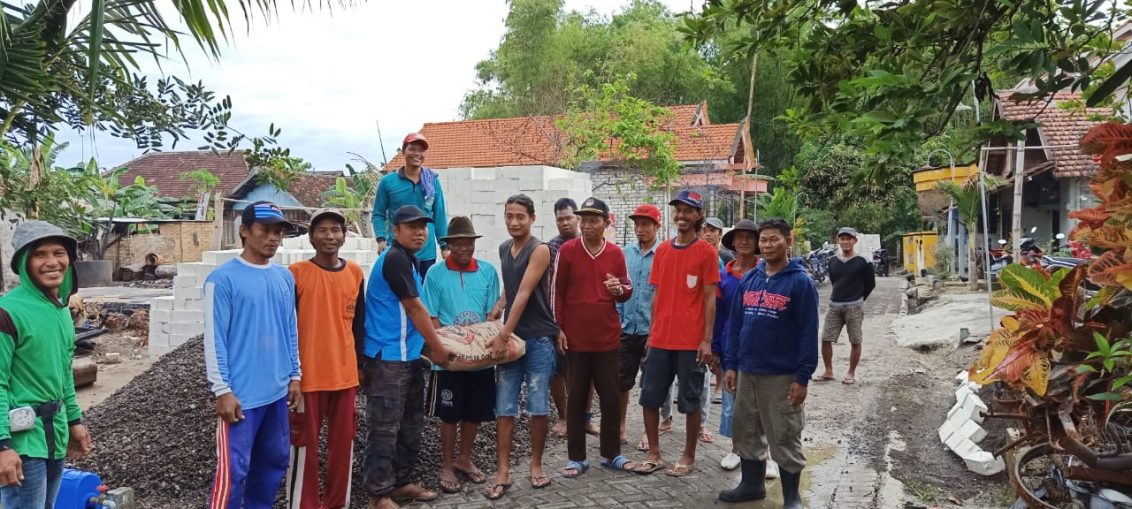 Kepala Desa Baron Dukun Nurul Yatim saat menerima bantuan dari material bangunan.