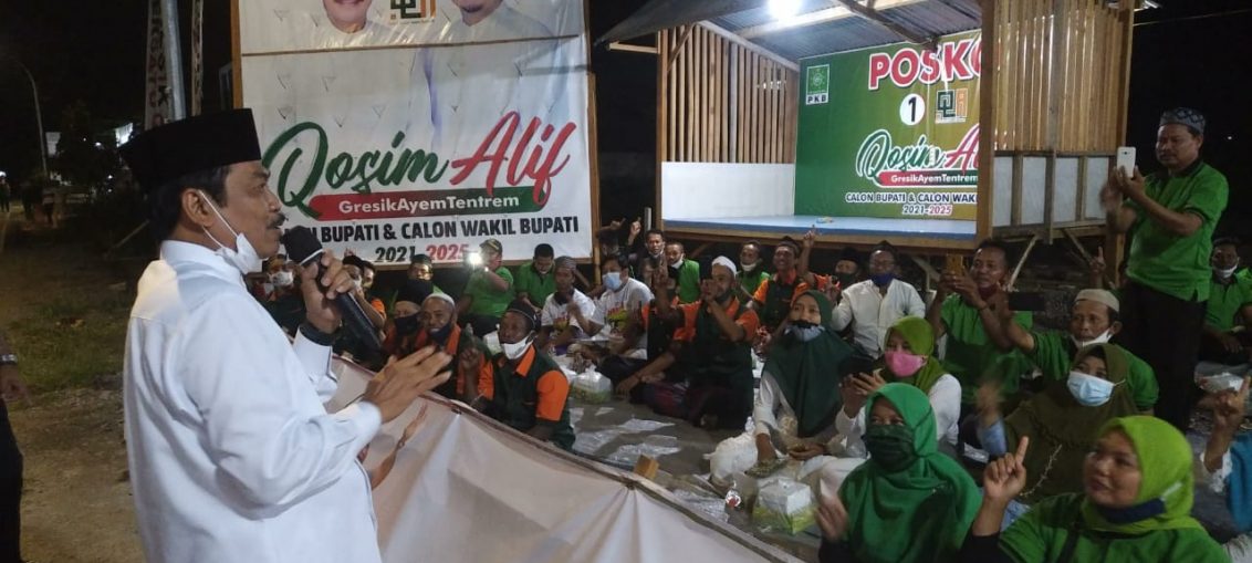 QA saat sambung rasa di Posko kemenangan QA Desa Jogodalu Kecamatan Benjeng, Minggu malam (8/11)