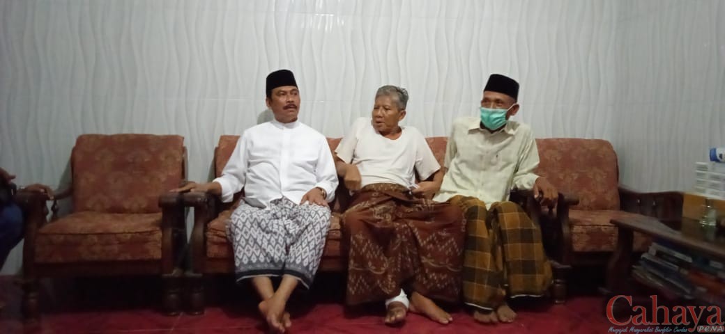 Cabub Gresik M. Qosim saat menjenguk teman lamanya di Desa Padang Bandung Dukun