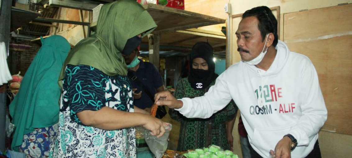 Qosim Alif saat melakukan kunjungan ke pasar Tambak Bawean