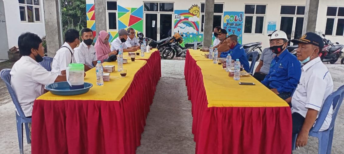 Pertemuan antara perwakilan Tokoh masyarakat, Dinas PUTR Gresik dengan Paguyuban pengusaha Cerme di Balai Desa Morowudi.