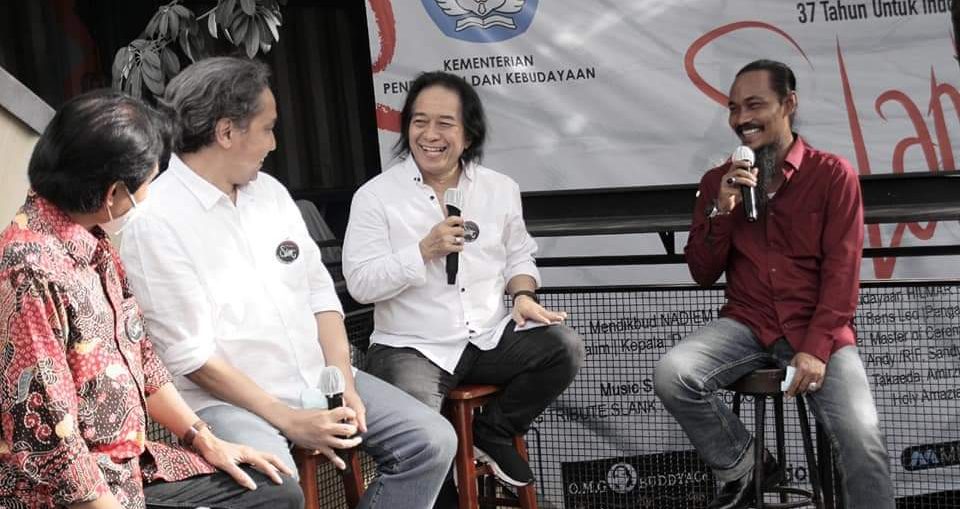 Kades Sekapuk Gresik Abdul Halim saat diundang Talk Show 37 tahun Ultah Slank, grup Band Besar di Indonesia.