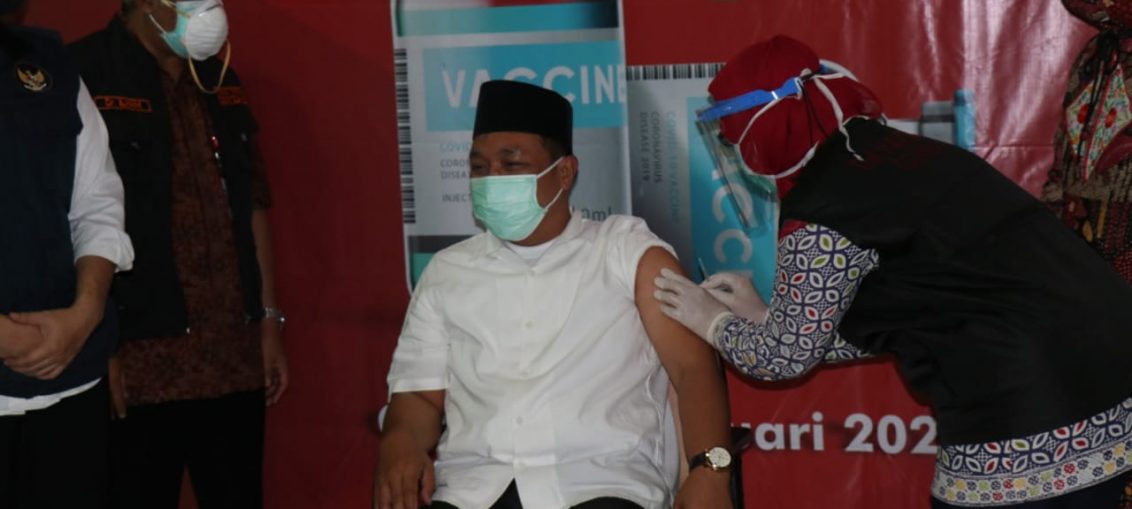 Ketua DPRD Gresik Moh Abdul Qodir saat menerima Vaksinasi Covid-19 pertama kali di RSUD Ibnu Sina Gresik