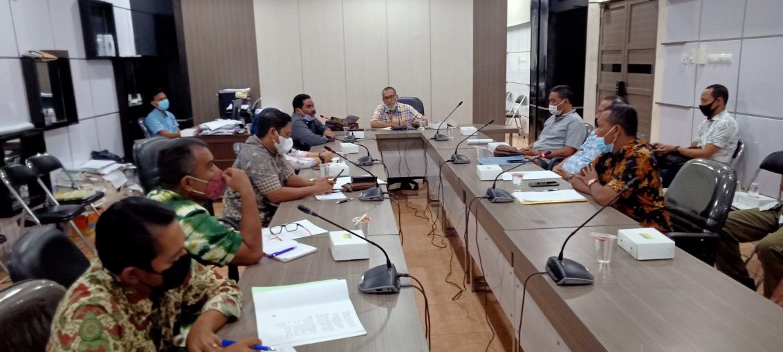 Hearing pemanggilan Kades Kembangan terkait anggaran operasional RT RW di ruang Komisi 1 DPRD Gresik.
