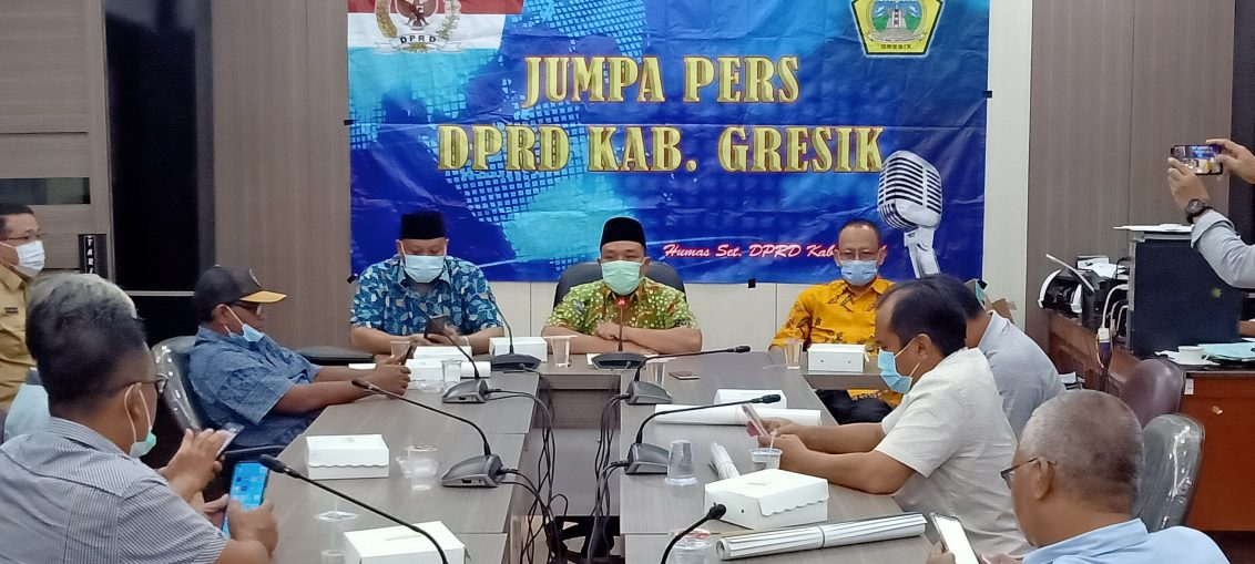 Jajaran Ketua dan Wakil Ketua DPRD Gresik saat melakukan jumpa pers di ruang Komisi 1 DPRD Gresik.