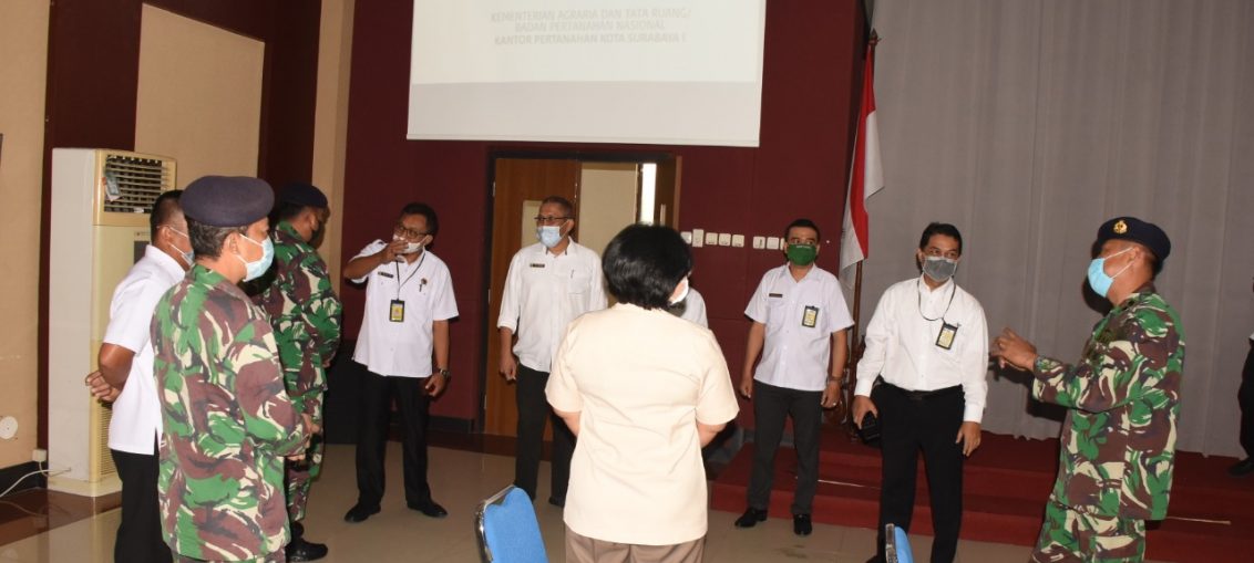Diskusi Tim Reformasi Birokrasi (RB) AAL saat melaksanakan studi banding ke Kantor Pertanahan (Kantah) Kota Surabaya 1