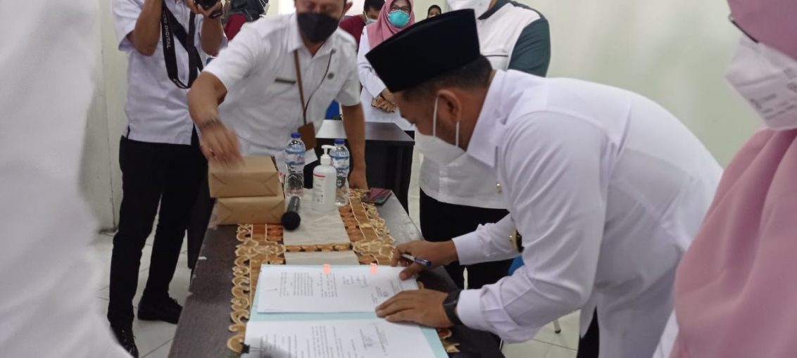Bupati Gresik saat melakukan menandatangani Peraturan Bupati nomer 23 tahun 2020 di Panti Rehabilitasi Gelora Joko Samudro