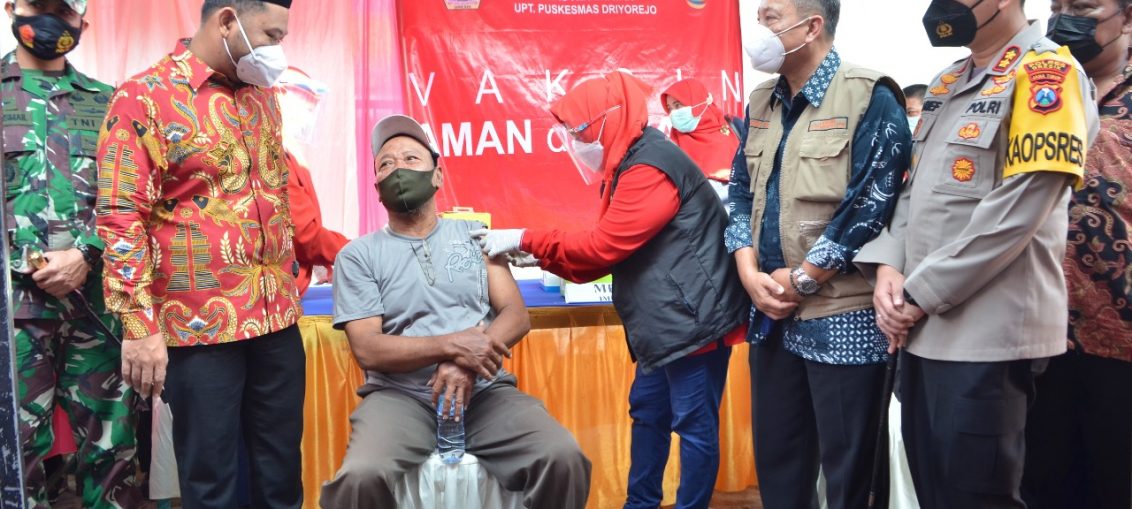 Bupati Gresik saat meninjau prosesi vaksinasi pedagang pasar Petiken Driyorejo