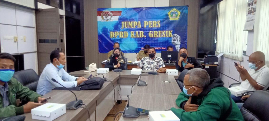 Wakil Ketua DPRD Gresik, Nur Saidah bersama anggota Komisi IV yakni Syaifudin dan Mega Bagus Saputro saat konfrensi pers di Ruang Rapat Komisi II