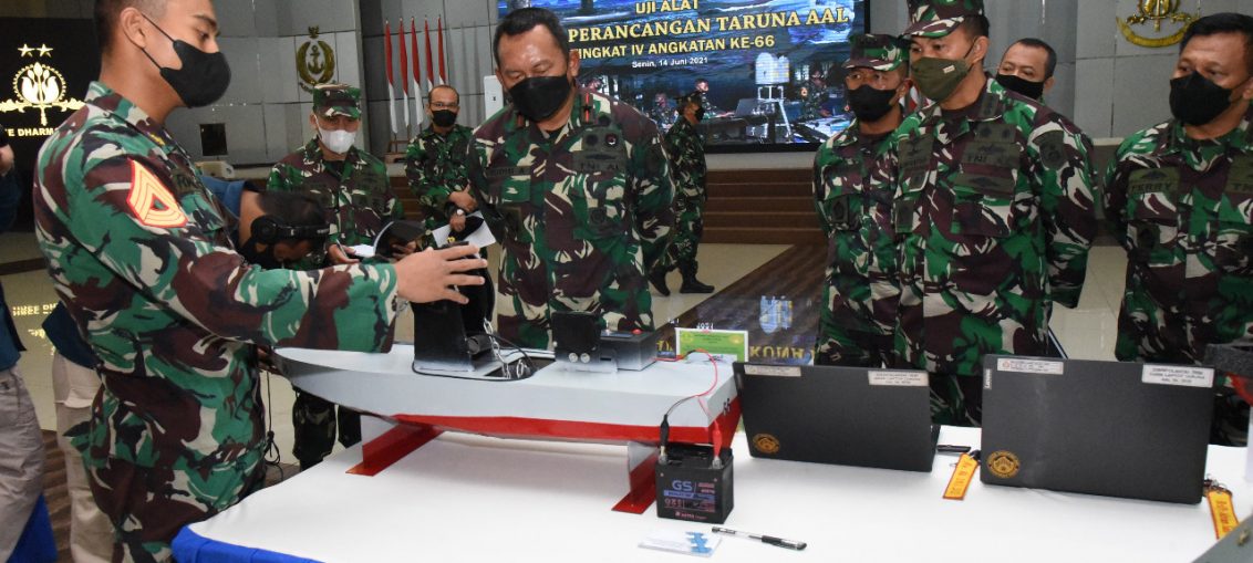 Wakil Gubernur AAL, Laksma TNI Rudhi Aviantara membuka dan meninjau pelaksanaan Uji Alat Hasil Perancangan Taruna AAL angkatan ke-66