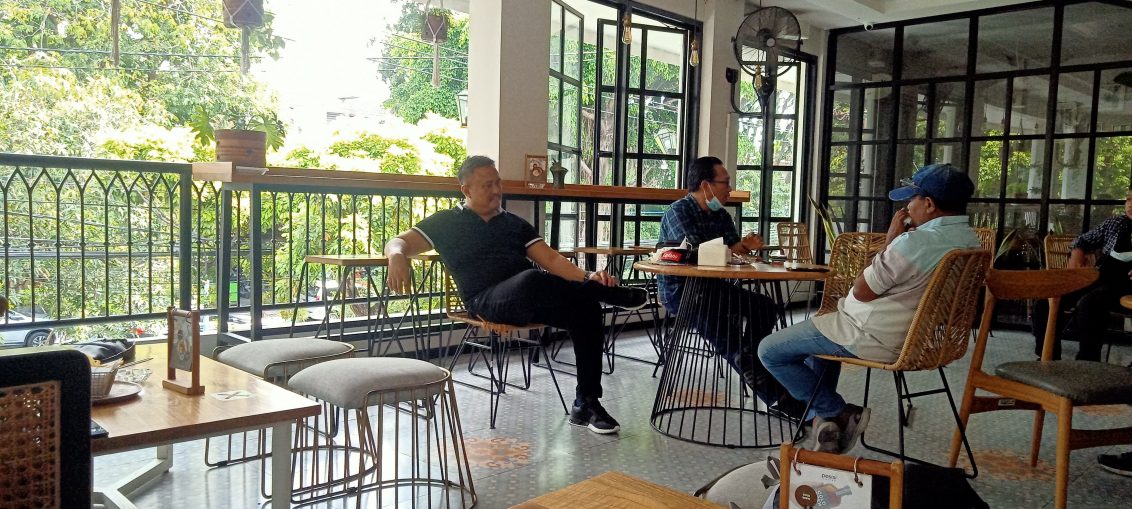 Ketua DPD Nasdem Gresik Saiful Anwar saat melakukan Pers Release di Cafe Posisi GKB
