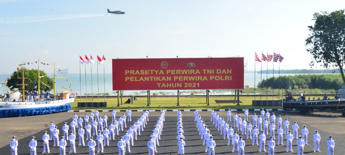 101 Perwira Remaja AAL Angkatan Ke-66 saat Upacara Prasetya Perwira TNI dan Pelantikan Perwira Polri tahun 2021 secara virtual dari Lapangan Aru, Kesatrian AAL Bumimoro, Surabaya