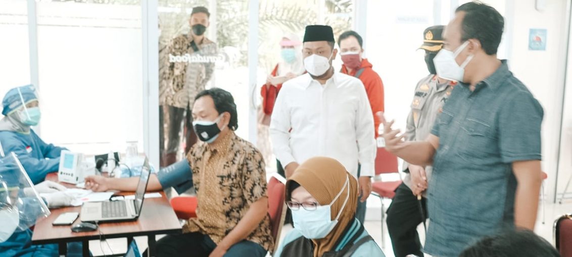 Bupati Gresik Fandi Akhmad Yani beserta forkopimda hadir guna meninjau kegiatan vaksinasi gotong royong yang diadakan oleh PT Garuda Food