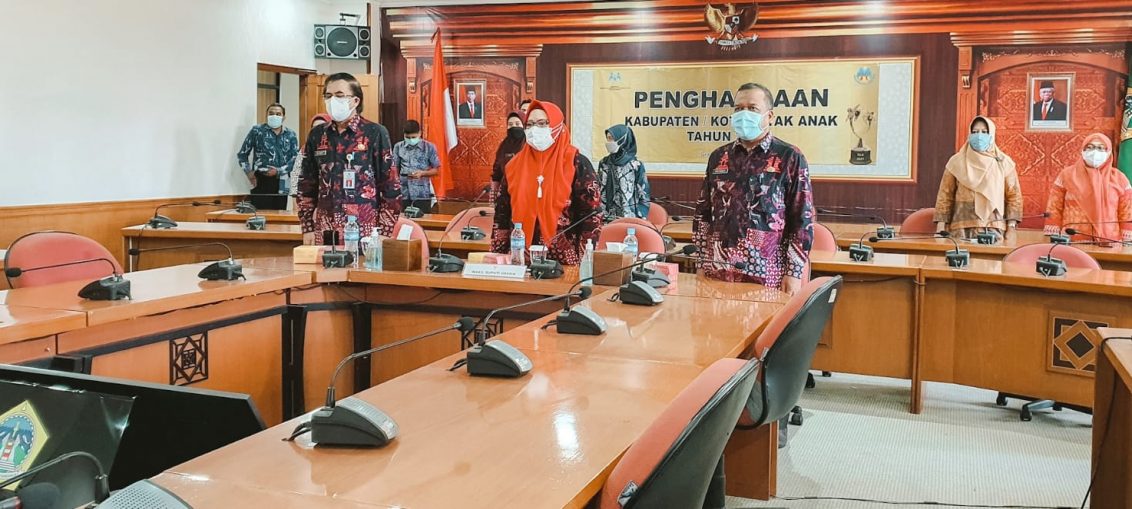 Wakil Bupati Gresik Aminatun Habibah saat rapat secara daring dengan KPPA di Ruang Graita Eka Praja Kantor Bupati Gresik
