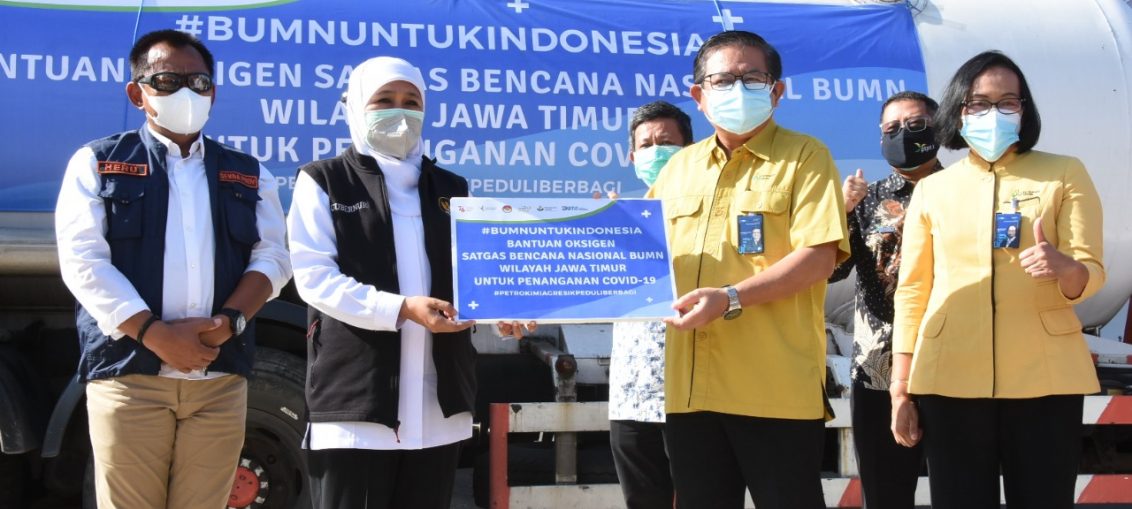 Penyerahan bantuan 9,9 ton oksigen secara simbolis oleh Direktur Utama Petrokimia Gresik Dwi Satriyo Annurogo kepada Gubernur Jatim, Khofifah Indar Parawansa