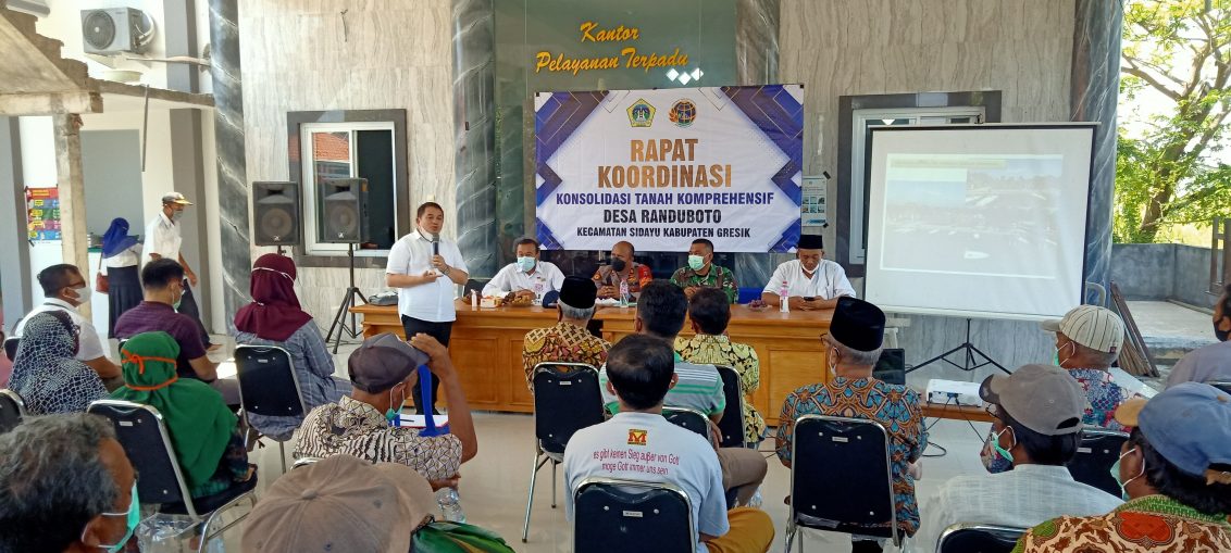 Sosialisasi Kepala BPN Gresik Bersama Pemdes Randuboto kepada warga terkait Penataan Tanah Komperhensif di Balai Desa Randuboto Sidayu.