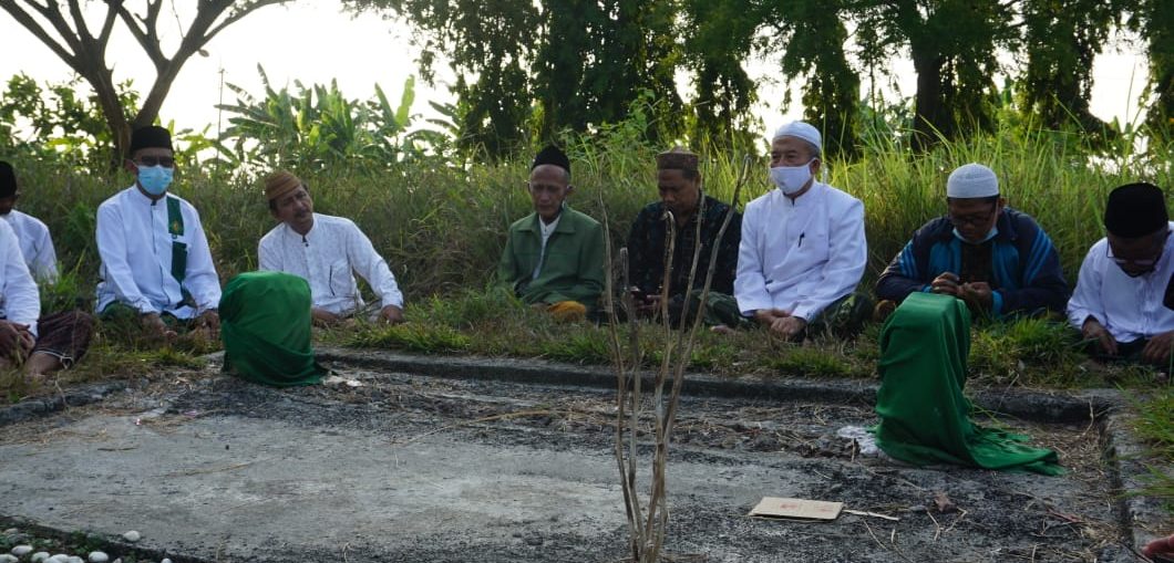 Sejumlah Pengurus Cabang Nahdlatul Ulama' (PCNU) Kabupaten Gresik dan Majelis Wilayah Cabang (MWC) melakukan ziarah ke makam kiai dan muassis NU.
