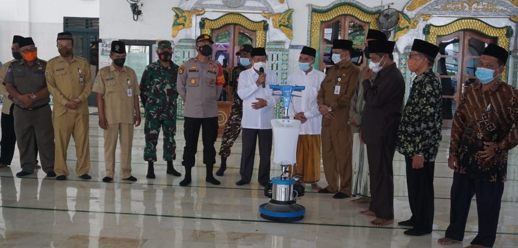 Ketua DMI Jatim, KH M Roziqi saat meninjau vaksinasi dosis kedua sekaligus launching produk UMKM binaan PD DMI Gresik di Masjid Kanjeng Sepuh Sidayu.