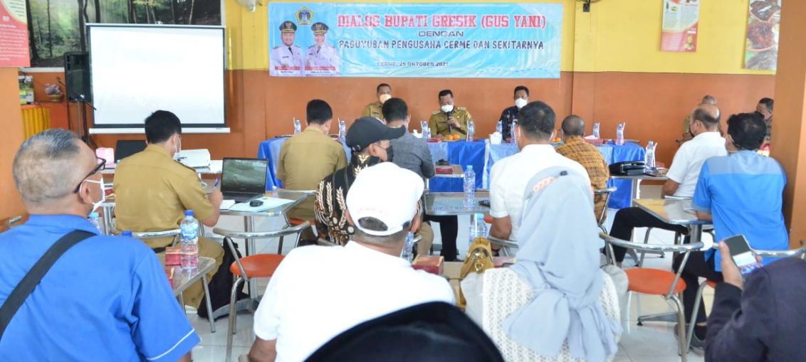 Bupati Gresik saat melakukan dialog dengan Paguyuban Pengusaha Cerme di Pendopo Kecamatan Cerme.