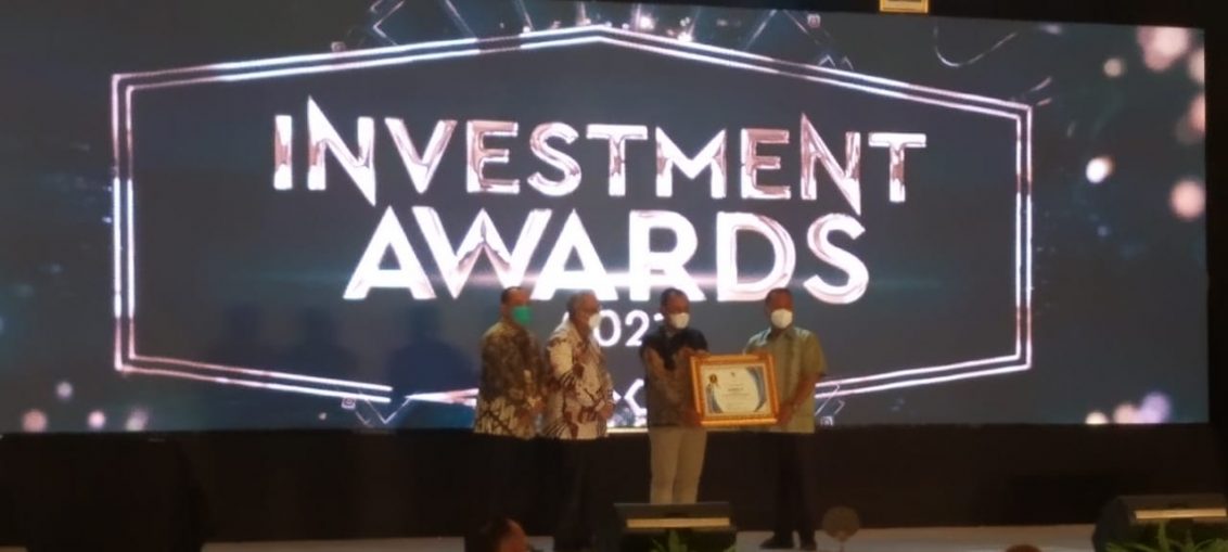 Pemberian penghargaan Investment Awards 2021 kepada pemerintah kabupaten Gresik