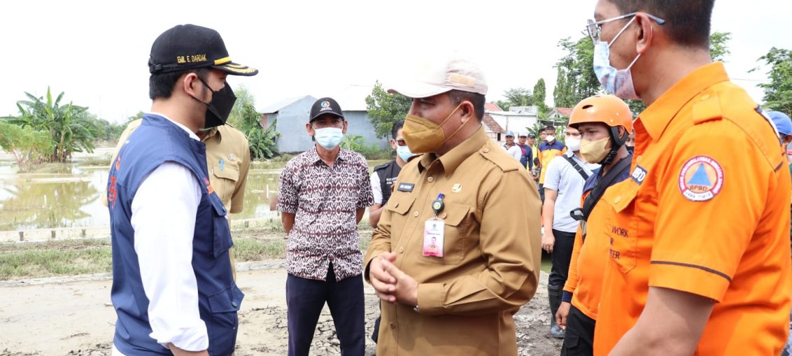 Wagub Jatim, Emil Dardak Saat Meninjau Banjir Kalo Lamong