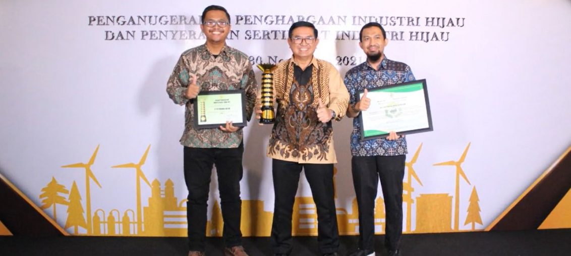 Secara simbolis pemberian penghargaan diserahkan langsung oleh Menteri Perindustrian RI, Agus Gumiwang Kartasasmita kepada Direktur Utama Petrokimia Gresik, Dwi Satriyo Annurogo di Jakarta