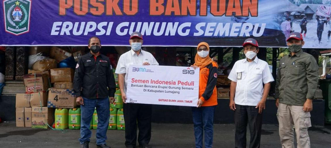 SM of Public Relation & CSR SIG, Setiawan Prasetyo (kedua kiri) menyerahkan bantuan bahan makanan dan perlengkapan kepada Kepala Sub Bidang Logistik BPBD Kabupaten Lumajang, Lusiyanti (ketiga kanan) di Pendopo Aria Wiraraja pada Selasa (7/12)