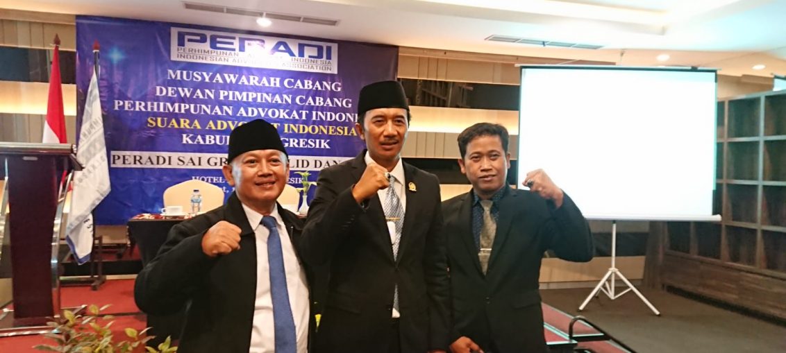 Irfan Choirie, S.H (Kiri) usai kembali terpilih menjadi Ketua Dewan Pimpinan Cabang (DPC) Perhimpunan Advokat Indonesia (Peradi) Suara Advokat Indonesia (SAI) dalam musyawarah cabang (Muscab) di Hotel Horison, Gresik, Jumat (14/1/2022).
