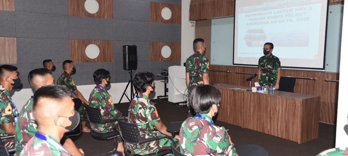 Taruna AAL Tingkat III Kops Pelaut angkatan ke-68 melaksanakan Lattek Navigasi 3 yang dilaksanakan di gedung Andromeda Deppel, Kesatriaan AAL, Bumimoro, Surabaya, Senin (17/1/2022).