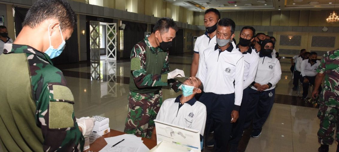 Satuan Kesehatan (Satkes) AAL melakukan langkah antisifatif skrining dengan melaksanakan swab massal di gedung Maspardi, Kesatrian AAL Bumimoro, Surabaya, Selasa (25/1/2022).