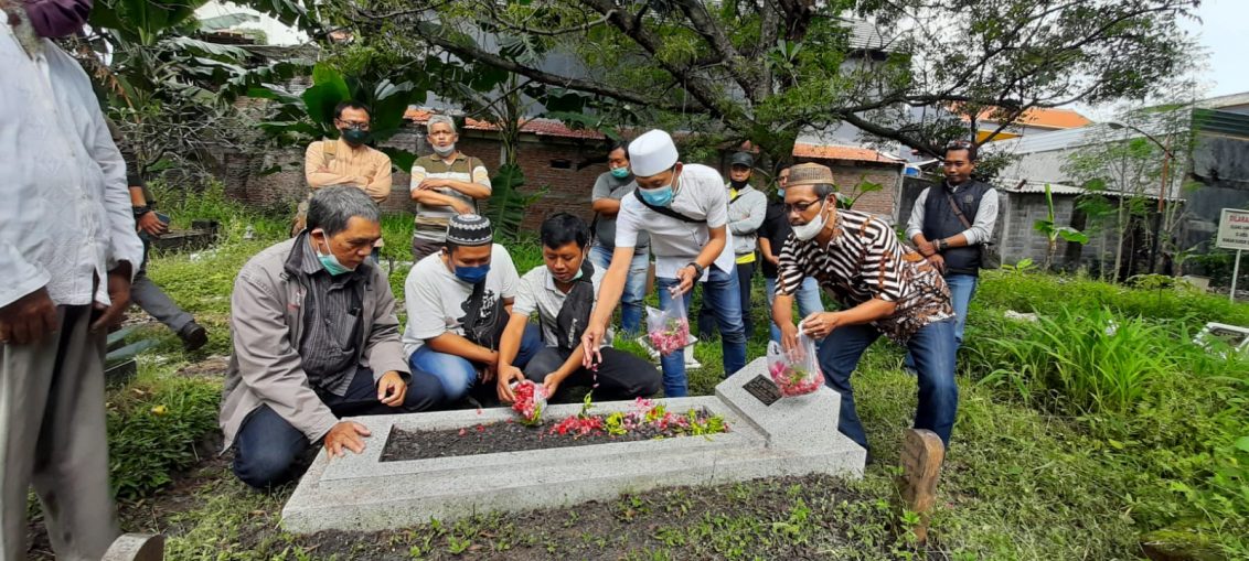 Ketua KWG, M.Syuhud Almanfaluty beserta pengurus dan anggota saat ziarah ke makam almarhum Bung Dahril