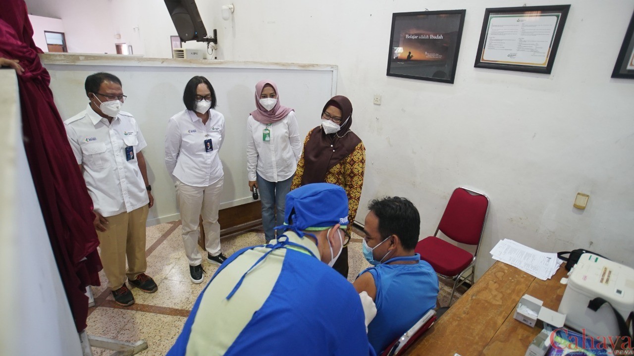 Petrokimia Gresikmenggelar vaksinasi lanjutan (booster) tahap pertama untuk karyawan selama dua pekan, mulai tanggal 4 hingga 18 Februari 2022 di Gresik, Jawa Timur.