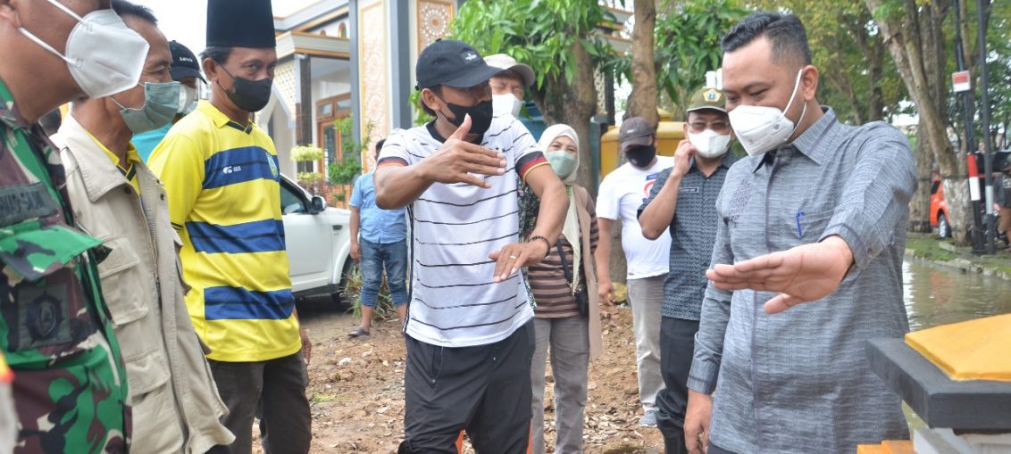 Bupati Gresik Fandi Ahmad Yani Saat meninjau banjir luapan kali lamong untuk dilakukan mitigasi bencana di Desa Munggugianti Kecamatan Benjeng Gresik, Jumat (11/02/2022).