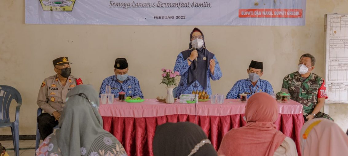 Wakil Bupati Gresik Aminatun Habibah saat meninjau kegiatan operasi pasar minyak goreng murah di Balai Desa Bulurejo, Kecamatan Benjeng, hari Kamis (17/02/2022).